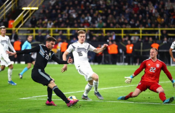 Messi bị cấm thi đấu, Argentina 'vô tình' tìm thấy sát thủ mới (Alario) - Bóng Đá