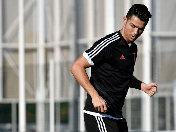 Quên nỗi buồn đội tuyển, Ronaldo cười tươi chụp ảnh cùng 2 ngôi sao này - Bóng Đá