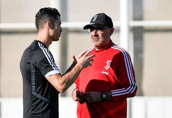 Quên nỗi buồn đội tuyển, Ronaldo cười tươi chụp ảnh cùng 2 ngôi sao này - Bóng Đá