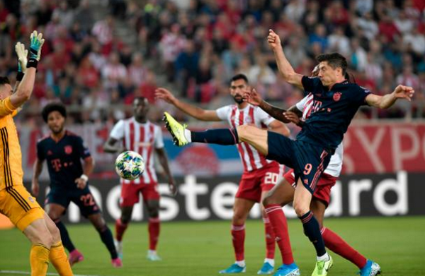 12 trận liên tiếp ghi bàn, hãy gọi Lewy là 'siêu nhân' - Bóng Đá