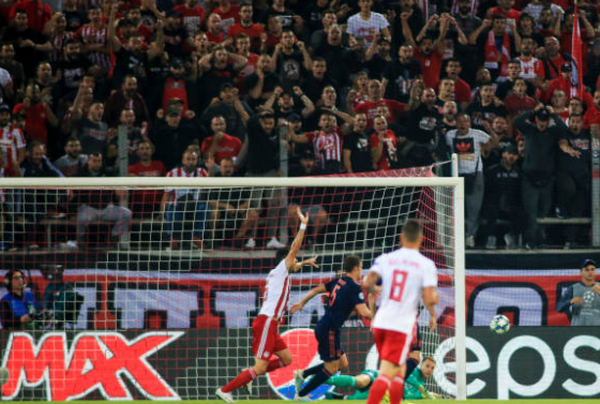 12 trận liên tiếp ghi bàn, hãy gọi Lewy là 'siêu nhân' - Bóng Đá