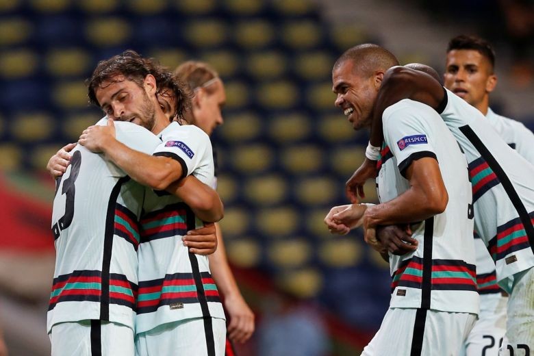 Vắng Ronaldo, Fernandes bùng nổ giúp Bồ Đào Nha hủy diệt Á quân World Cup - Bóng Đá