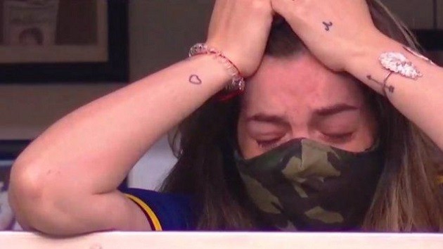 Con gái cưng của Maradona bật khóc nức nở trên khán đài Boca Juniors - Bóng Đá