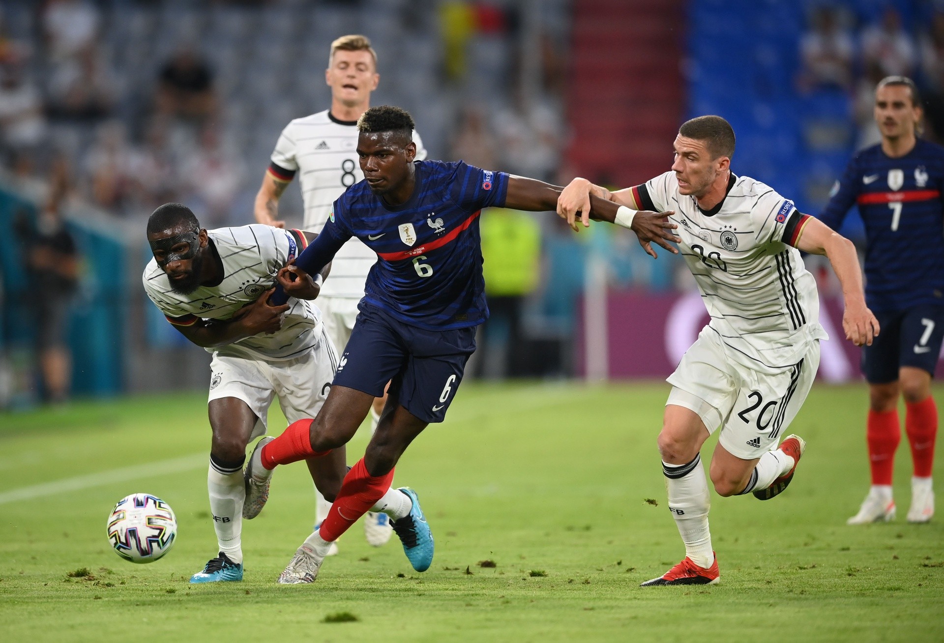 Học theo Ronaldo, Pogba khiến  - Bóng Đá