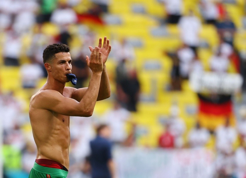 Ronaldo khoe cơ thể hoàn hảo thế nào? - Bóng Đá