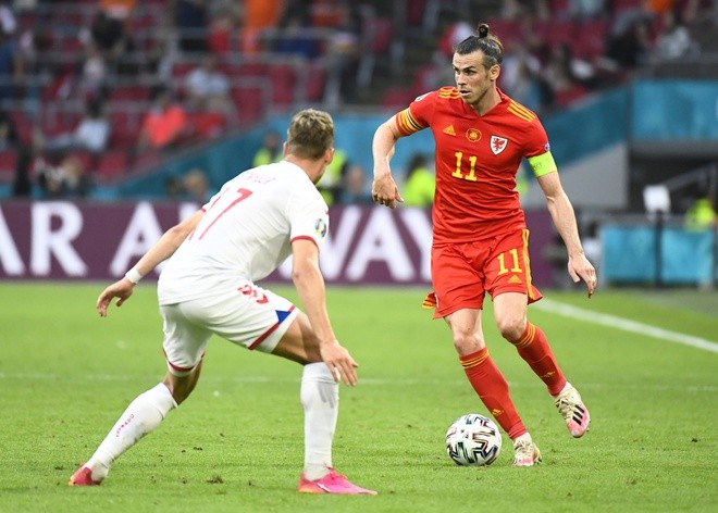 Bale bức xúc, văng tục sau lưng trọng tài - Bóng Đá