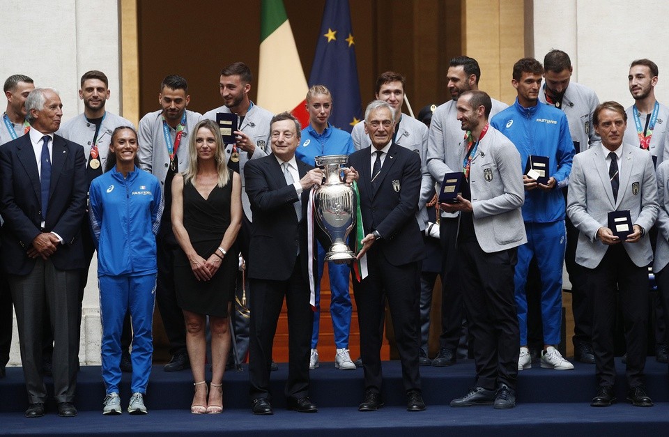 Tuyển Ý mừng công hoành tráng sau chức vô địch EURO 2020 - Bóng Đá
