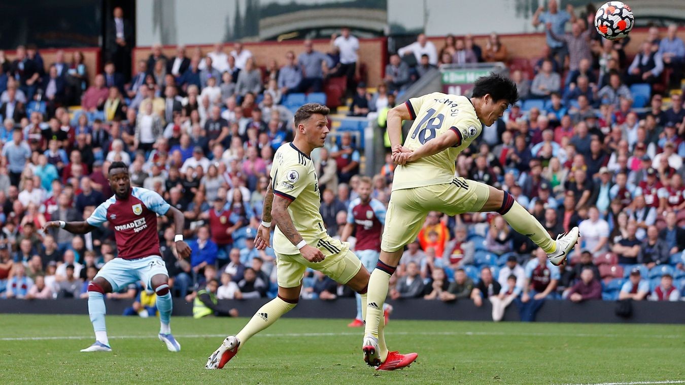 Choáng! CĐV Arsenal đấm nhau trên khán đài - Bóng Đá
