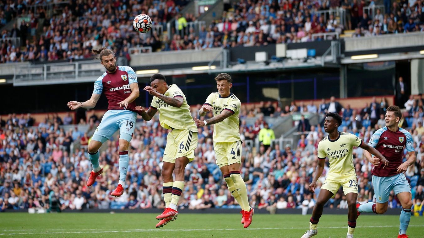 Choáng! CĐV Arsenal đấm nhau trên khán đài - Bóng Đá