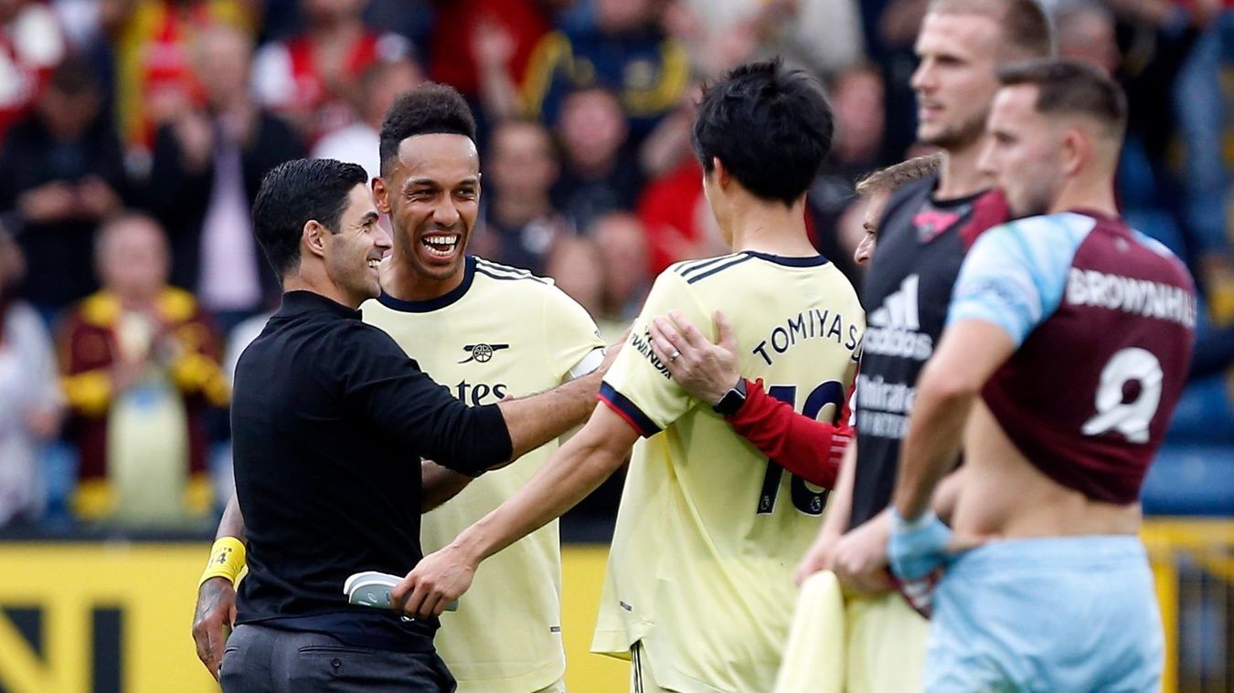 Choáng! CĐV Arsenal đấm nhau trên khán đài - Bóng Đá