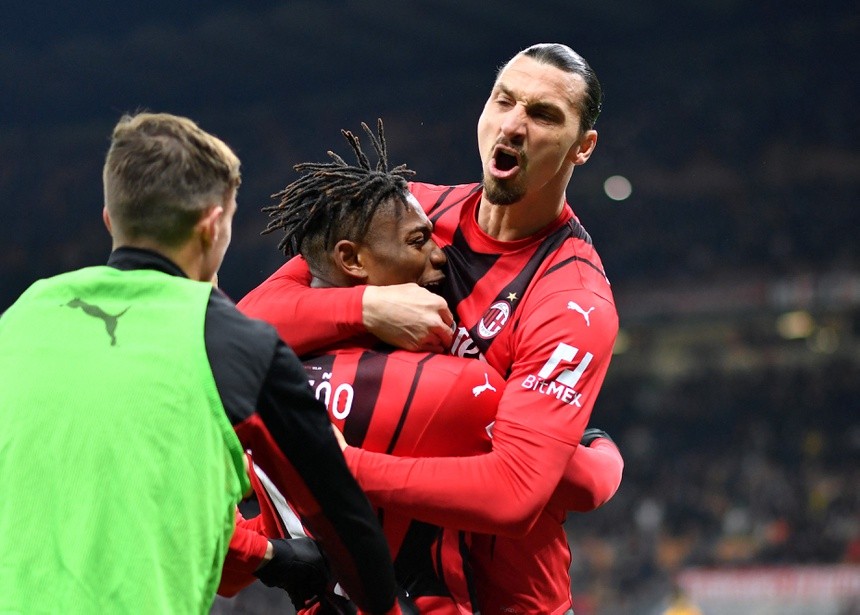 Ibra được HLV Mourinho bảo vệ trước CĐV quá khích - Bóng Đá