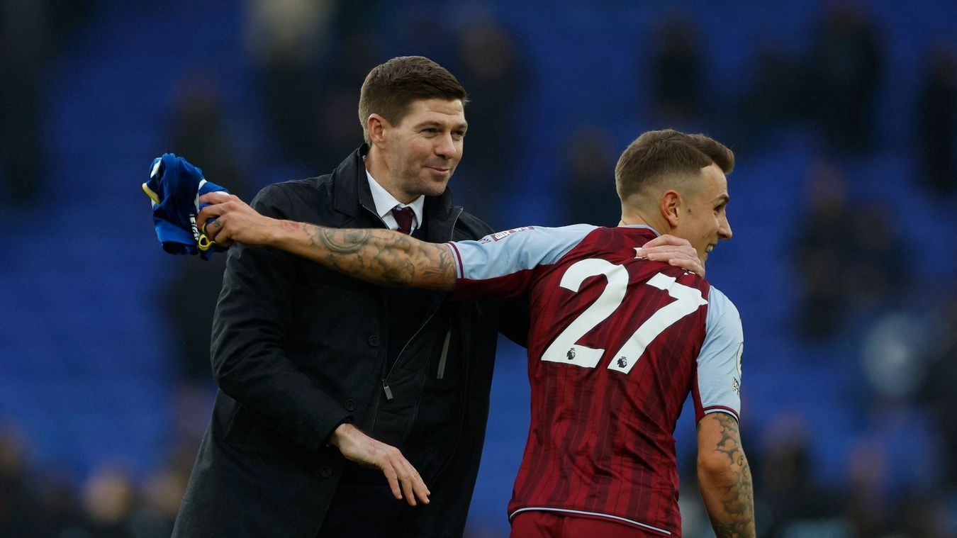 Học trò Steven Gerrard bị ném chai nước vào đầu - Bóng Đá