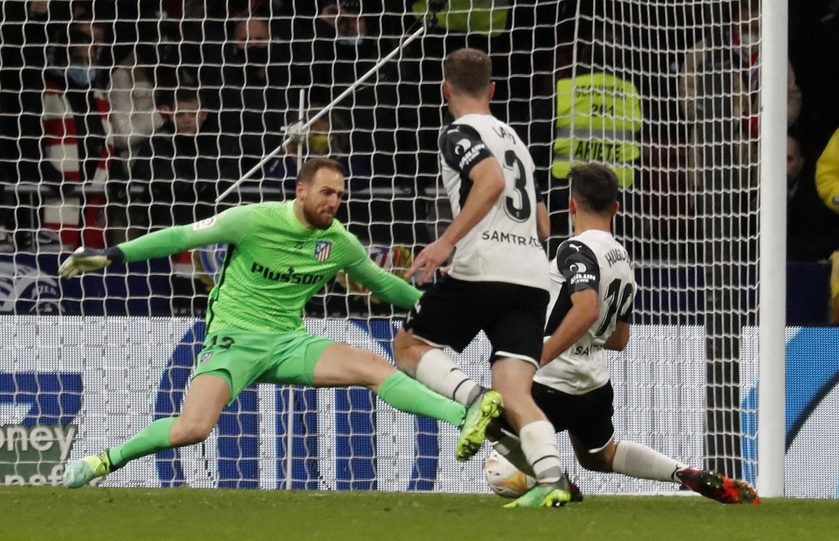Atletico thắng ngược Valencia vào phút chót - Bóng Đá