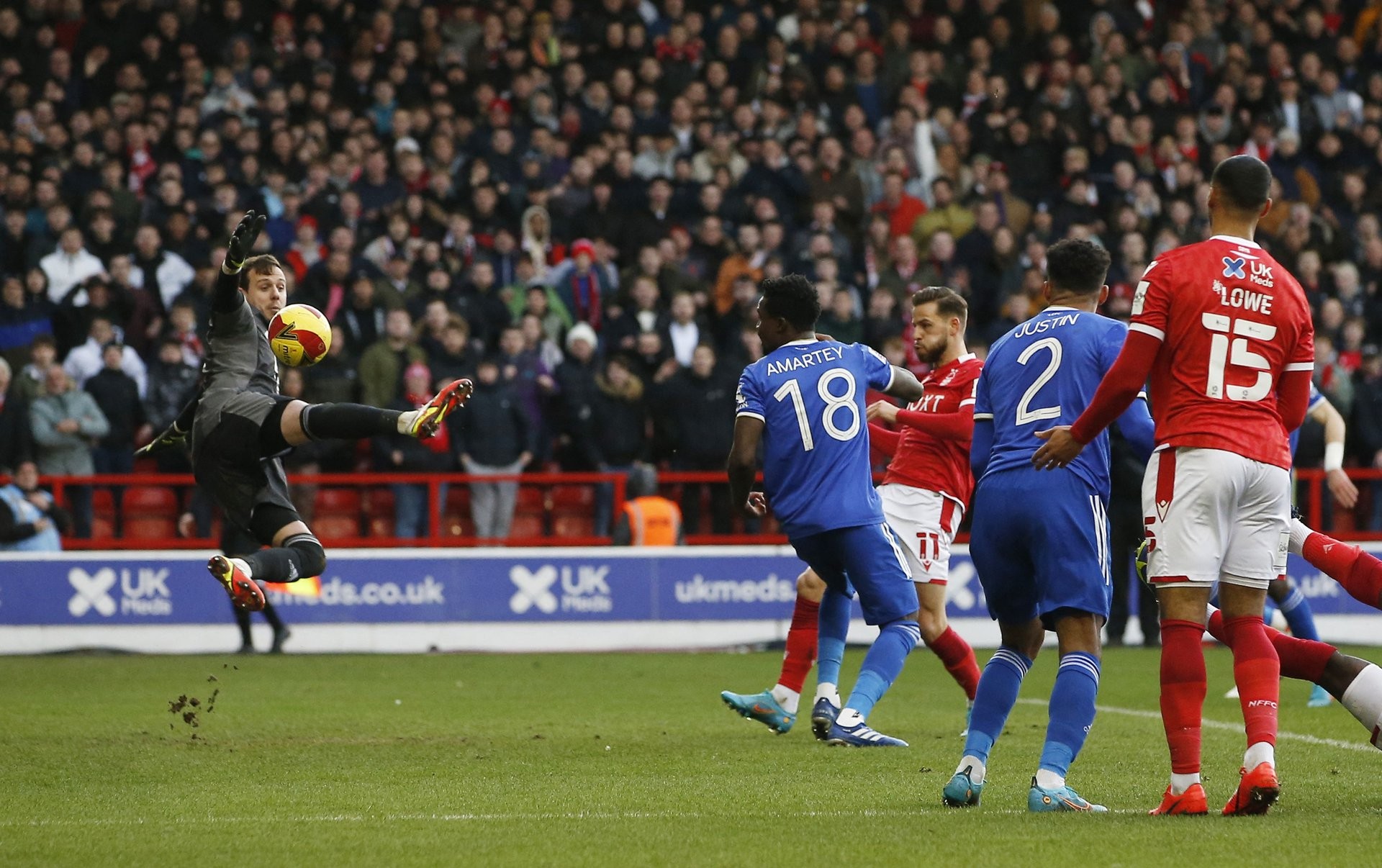 CĐV Leicester City gây sốc, lao vào sân đấm cầu thủ - Bóng Đá