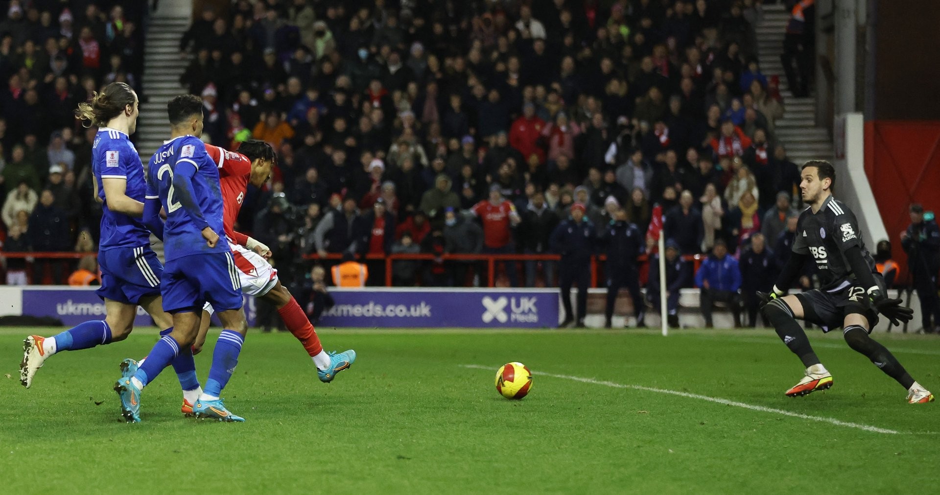 CĐV Leicester City gây sốc, lao vào sân đấm cầu thủ - Bóng Đá