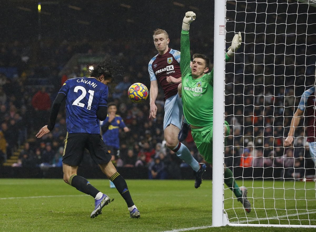 Ronaldo bỏ vào đường hầm sau trận hòa Burnley - Bóng Đá