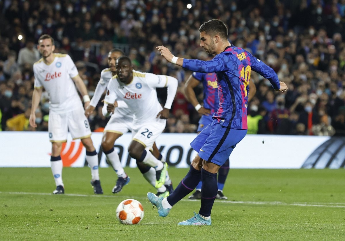 Adama Traore kiếm phạt đền giúp Barca hòa Napoli - Bóng Đá