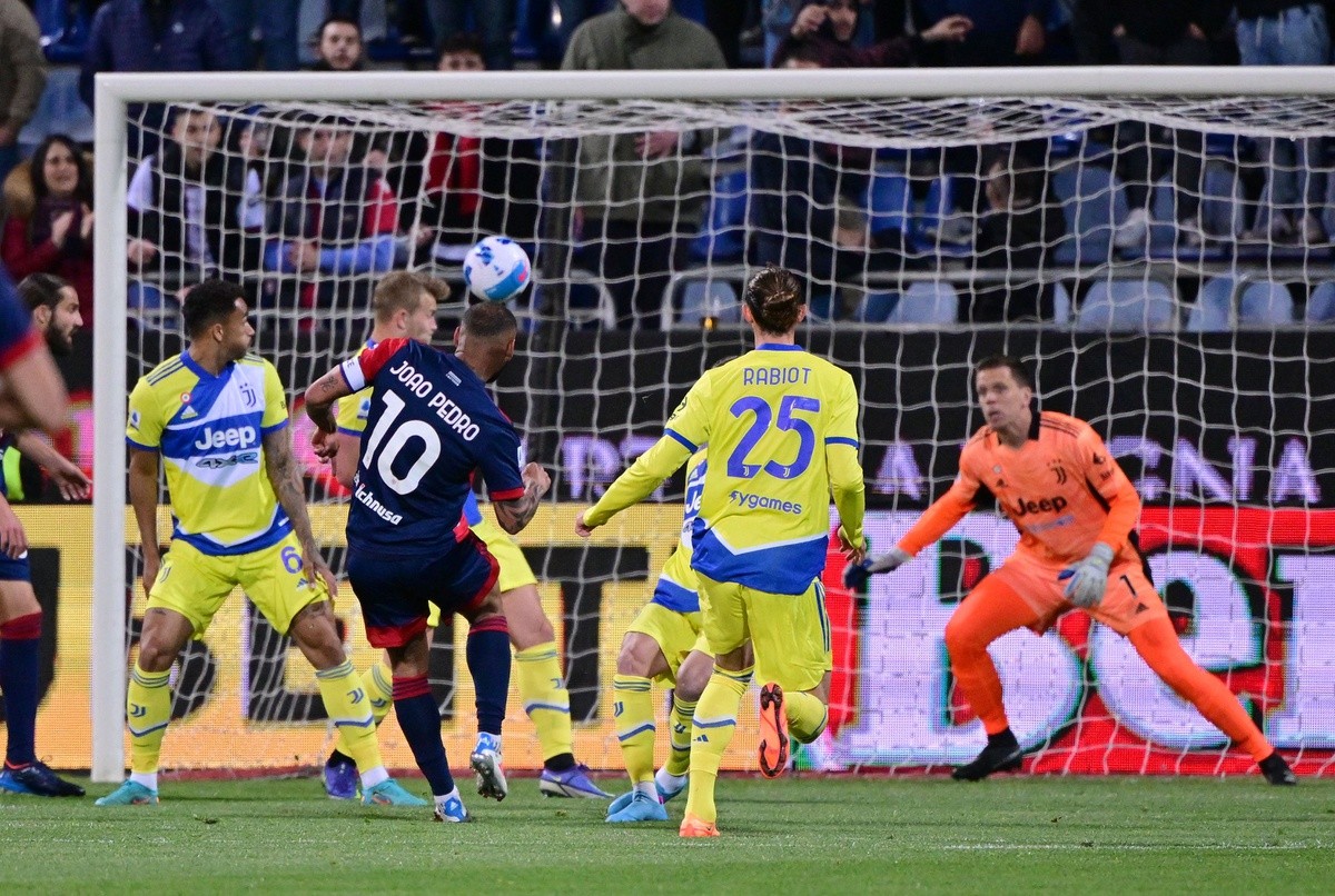 Vlahovic giúp Juventus ngược dòng trước Cagliari - Bóng Đá