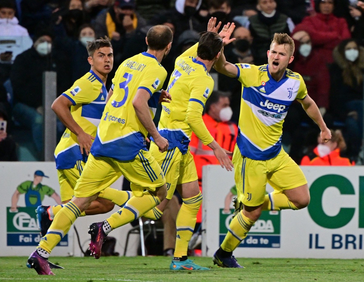 Vlahovic giúp Juventus ngược dòng trước Cagliari - Bóng Đá