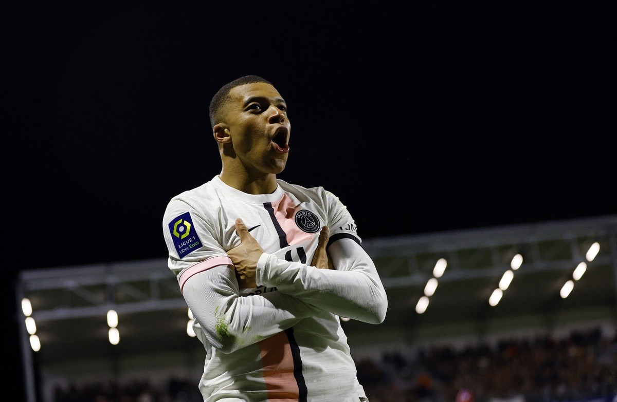 Messi, Mbappe, Neymar giúp PSG đè bẹp Clermont Foot - Bóng Đá