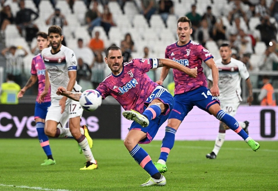4 thẻ đỏ, VAR tước bàn thắng tạo nên trận cầu điên rồ của Juventus - Bóng Đá