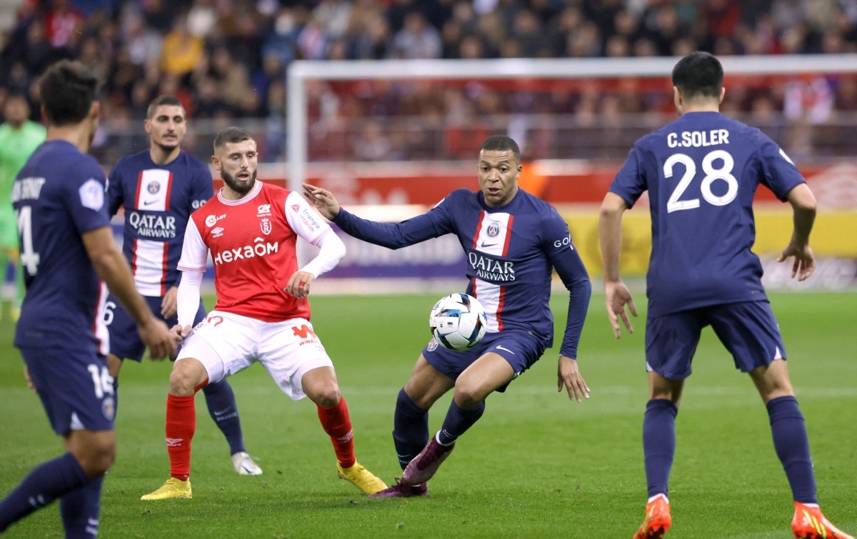 Hakimi bị kẹp cổ; Mbappe đấm người rồi ăn đấm - Bóng Đá