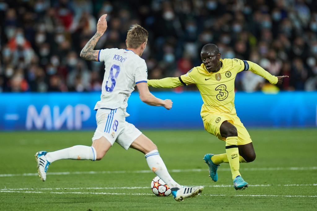 Kante phạm 2 lỗi dẫn tới bàn thua của Chelsea - Bóng Đá