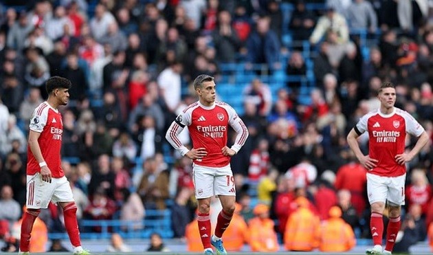 Áp lực đang đè nặng lên Arsenal.