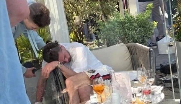 Jack 'sụp nguồn' tại quán bar sau cuộc vui kéo dài thâu đêm.