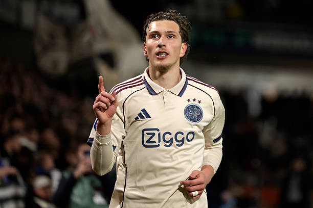 Mika Godts nằm trong tầm ngắm của Pháo thủ. 