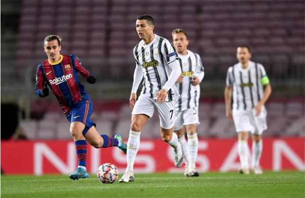 Ronaldo gọi, Messi lặng im trong ngày Juventus 