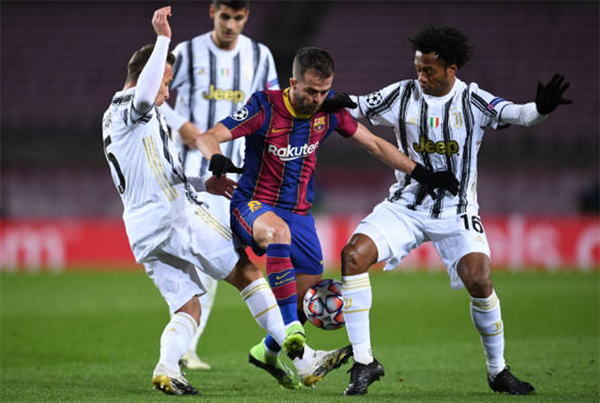Ronaldo gọi, Messi lặng im trong ngày Juventus 
