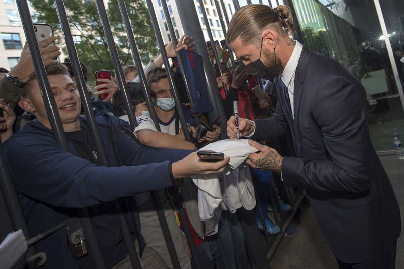 Sergio Ramos lạ lẫm ở PSG, lộ số áo chính thức - Bóng Đá