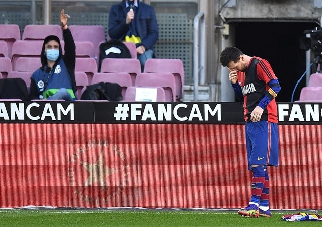 Messi tri ân Maradona - Bóng Đá
