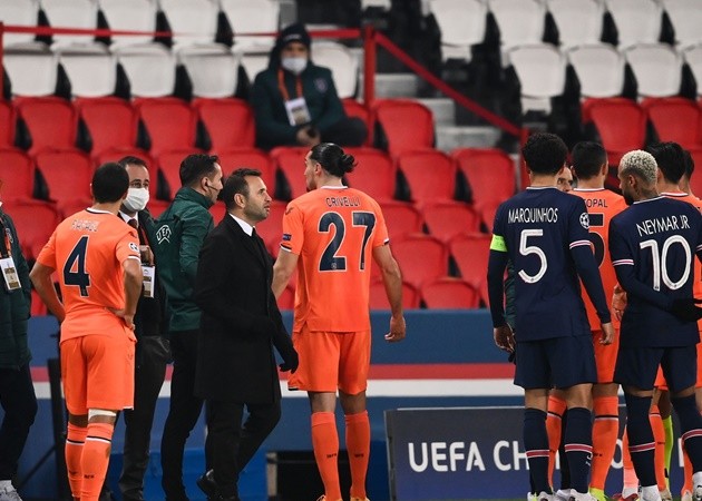 Toàn cảnh Demba Ba ra mặt giùm Istanbul, nói lời phản pháo trọng tài - Bóng Đá