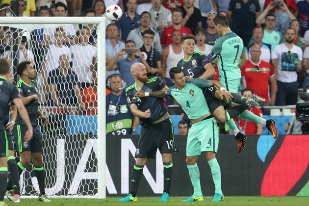 Ronaldo bật nhảy trước TBN - Bóng Đá