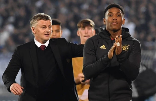 Ảnh Solskjaer ôm Martial sau trận - Bóng Đá