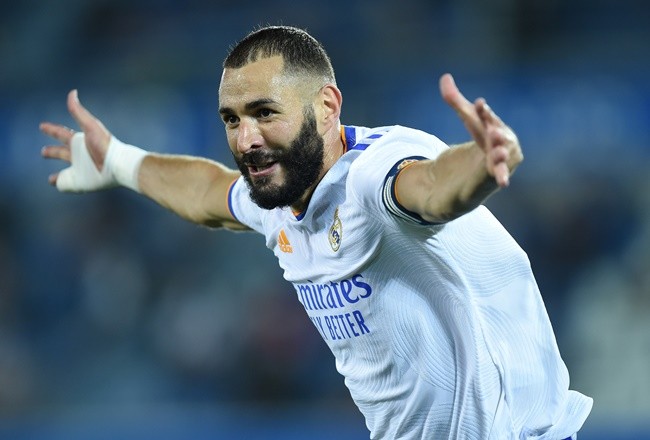 Karim Benzema signs new Real Madrid contract after brace in La Liga opener - Bóng Đá