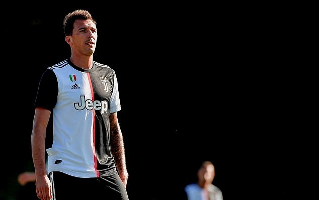 Mario Mandzukic could 'start training with Manchester United in December'  - Bóng Đá