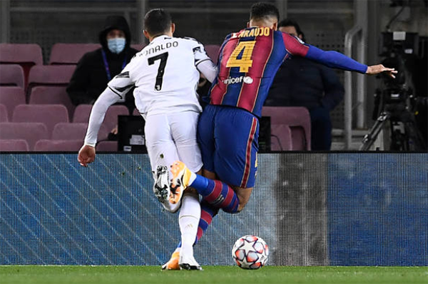 Ronaldo gọi, Messi lặng im trong ngày Juventus 