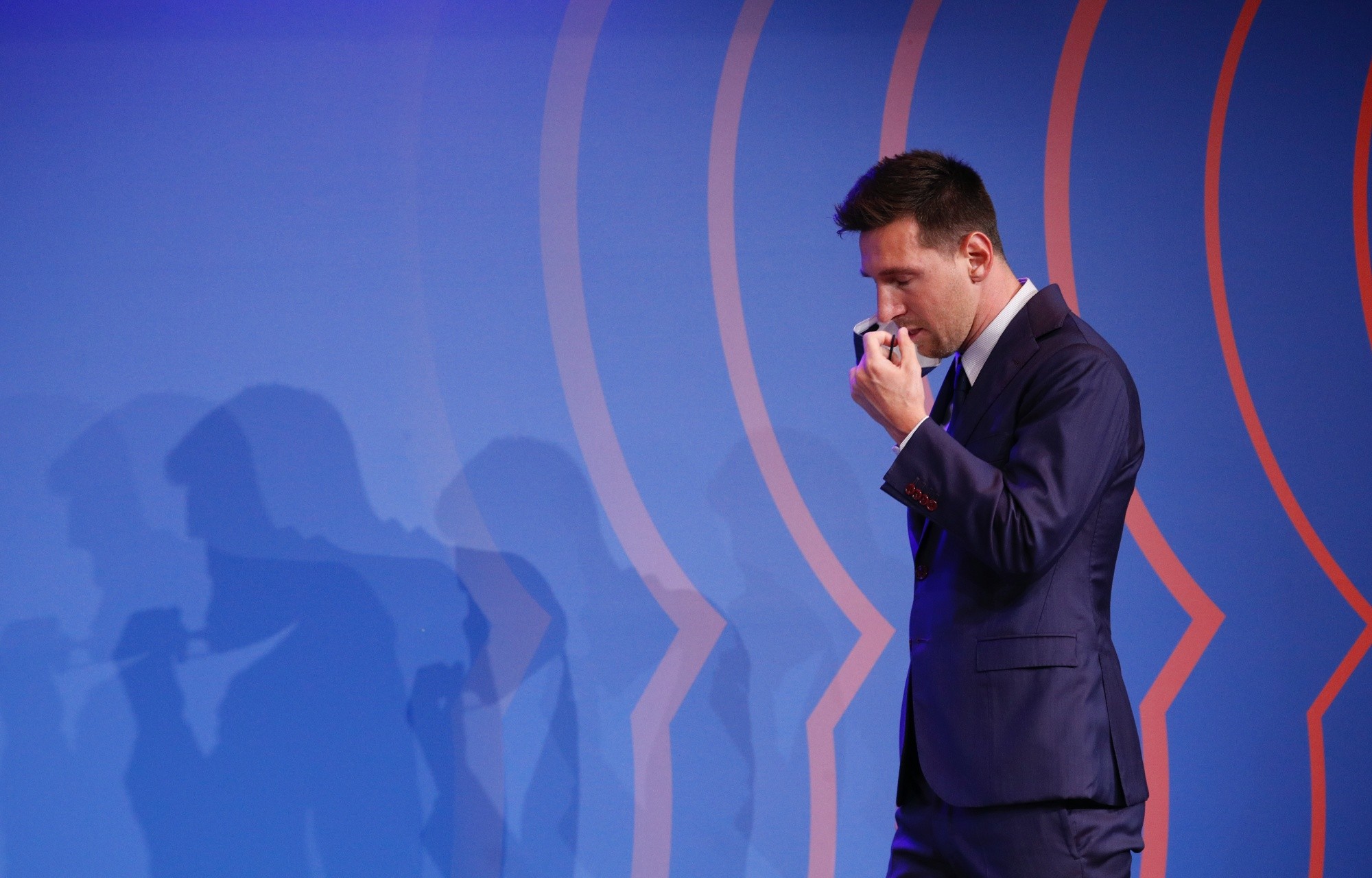 CHÍNH THỨC! Messi họp báo chia tay Barca: Lý do ra đi, bất ngờ vụ PSG - Bóng Đá