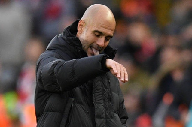 Pep bị tấn công ở Anfield - Bóng Đá