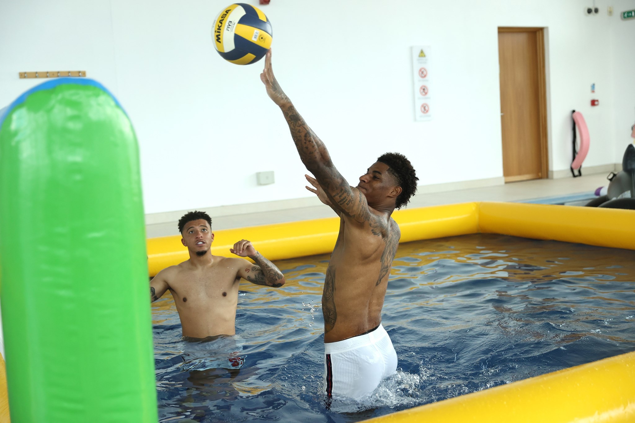 Tân binh M.U sớm trở thành cạ cứng của Rashford khi tuyển Anh thư giãn - Bóng Đá