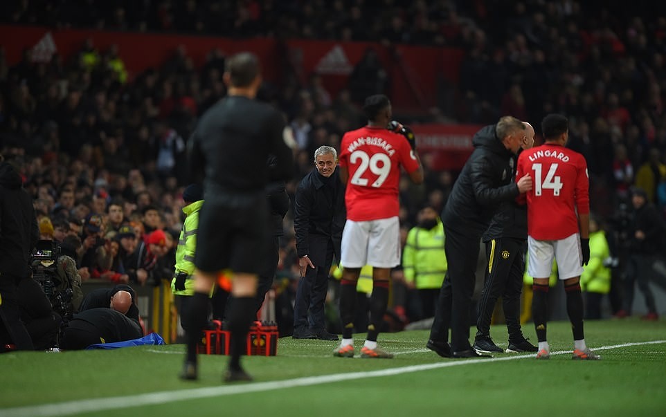 ẢNH Daniel James tông vào Mourinho - Bóng Đá