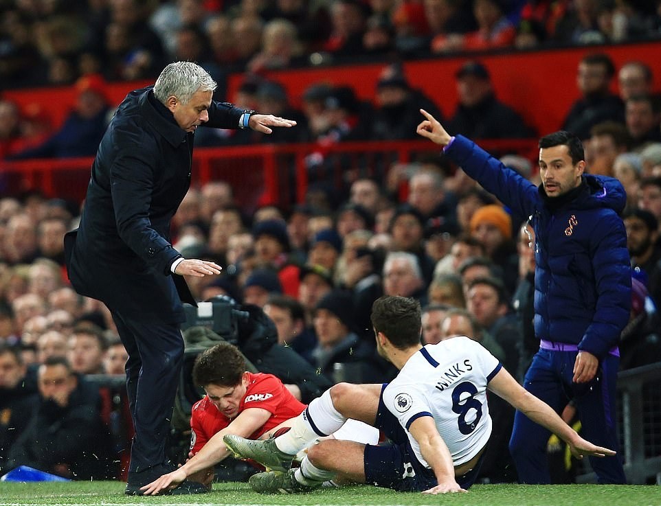 ẢNH Daniel James tông vào Mourinho - Bóng Đá