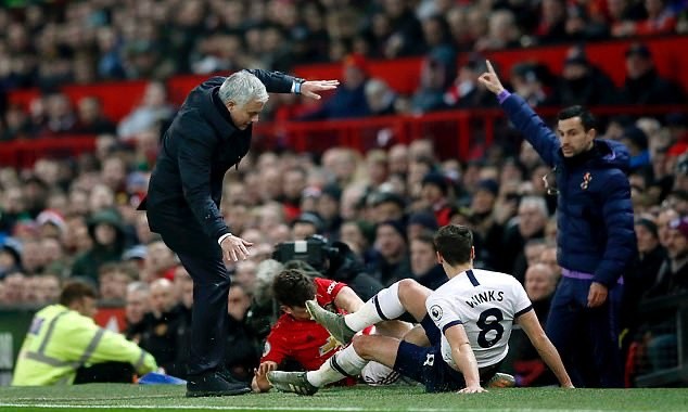 ẢNH Daniel James tông vào Mourinho - Bóng Đá