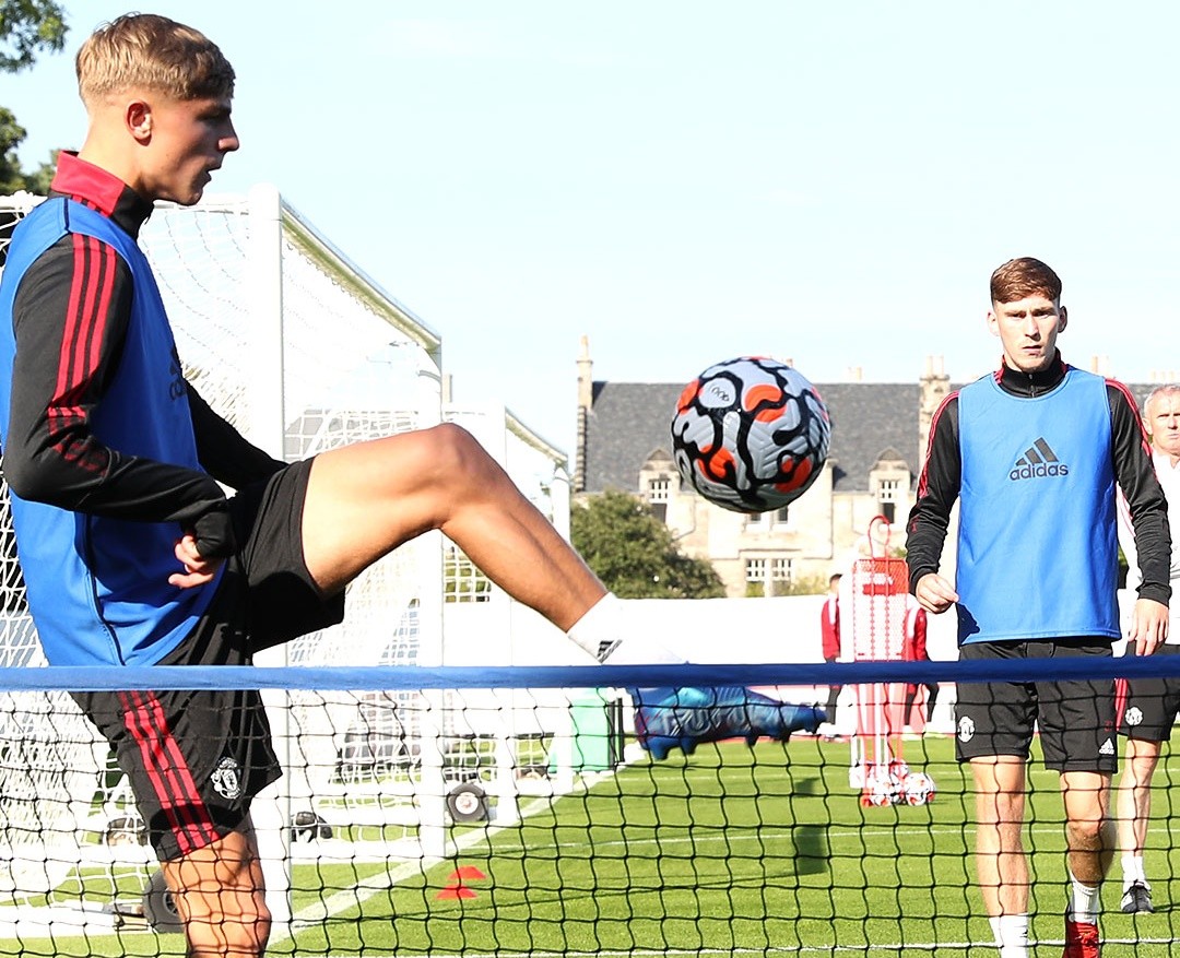 Pereira khiến Fernandes trầm trồ trên sân tập Man Utd - Bóng Đá