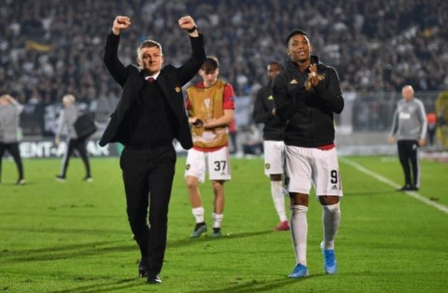 Ảnh Solskjaer ôm Martial sau trận - Bóng Đá