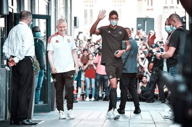 Cười té khói với loạt ảnh chế Man Utd mua Varane - Bóng Đá