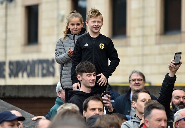 10 hình ảnh đẹp nhất vòng 9 EPL: 'Máu lửa' derby; Xúc động với Leicester - Bóng Đá